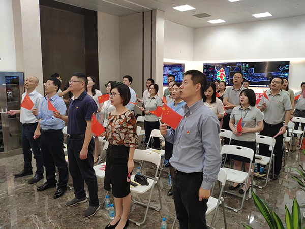 党员们挥舞国旗，齐唱《我和我的祖国》.jpg